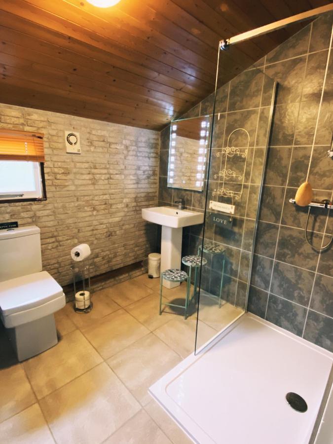 Squirrel Lodge At Owlet Hideaway - With Hot Tub, Near ยอร์ค ภายนอก รูปภาพ