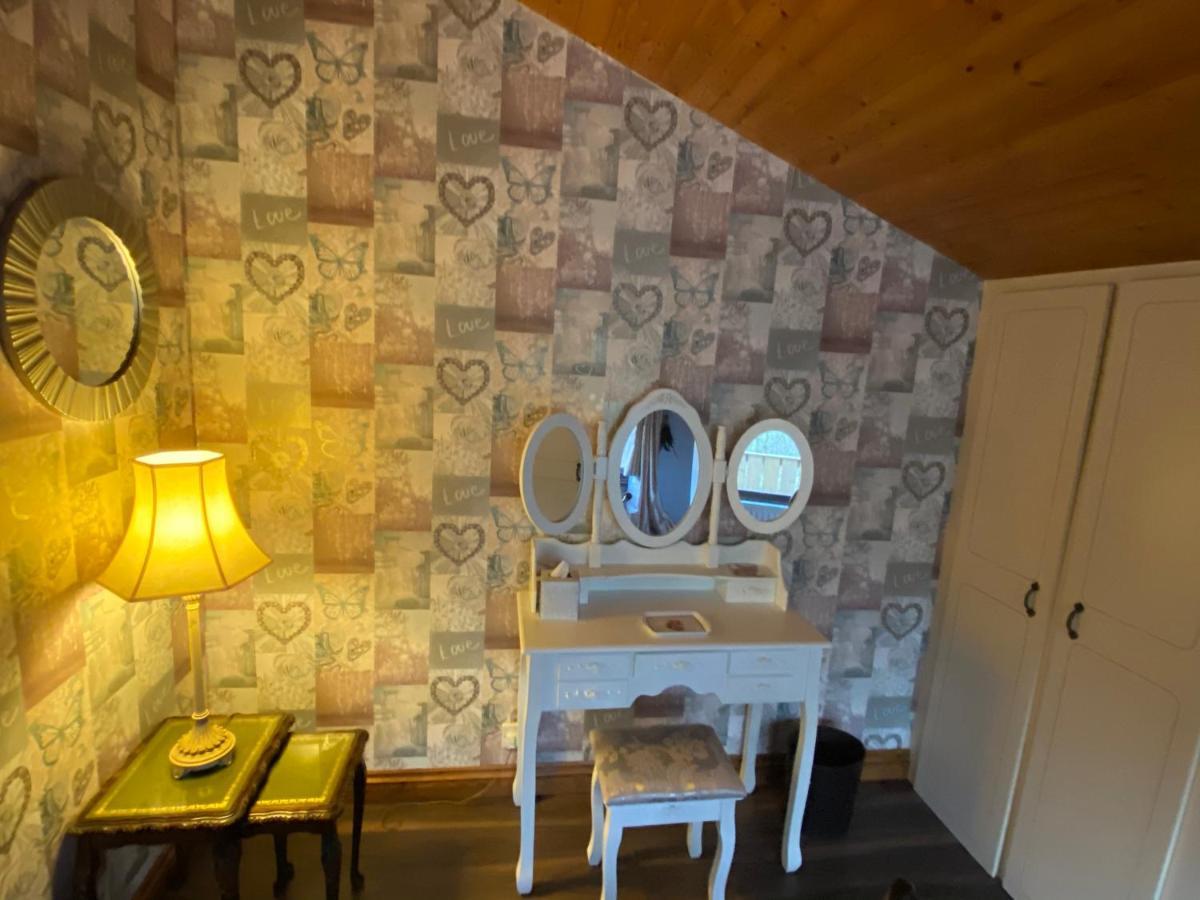 Squirrel Lodge At Owlet Hideaway - With Hot Tub, Near ยอร์ค ภายนอก รูปภาพ