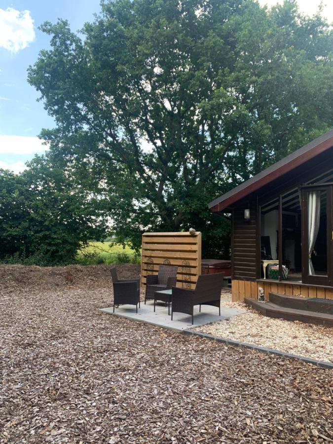 Squirrel Lodge At Owlet Hideaway - With Hot Tub, Near ยอร์ค ภายนอก รูปภาพ