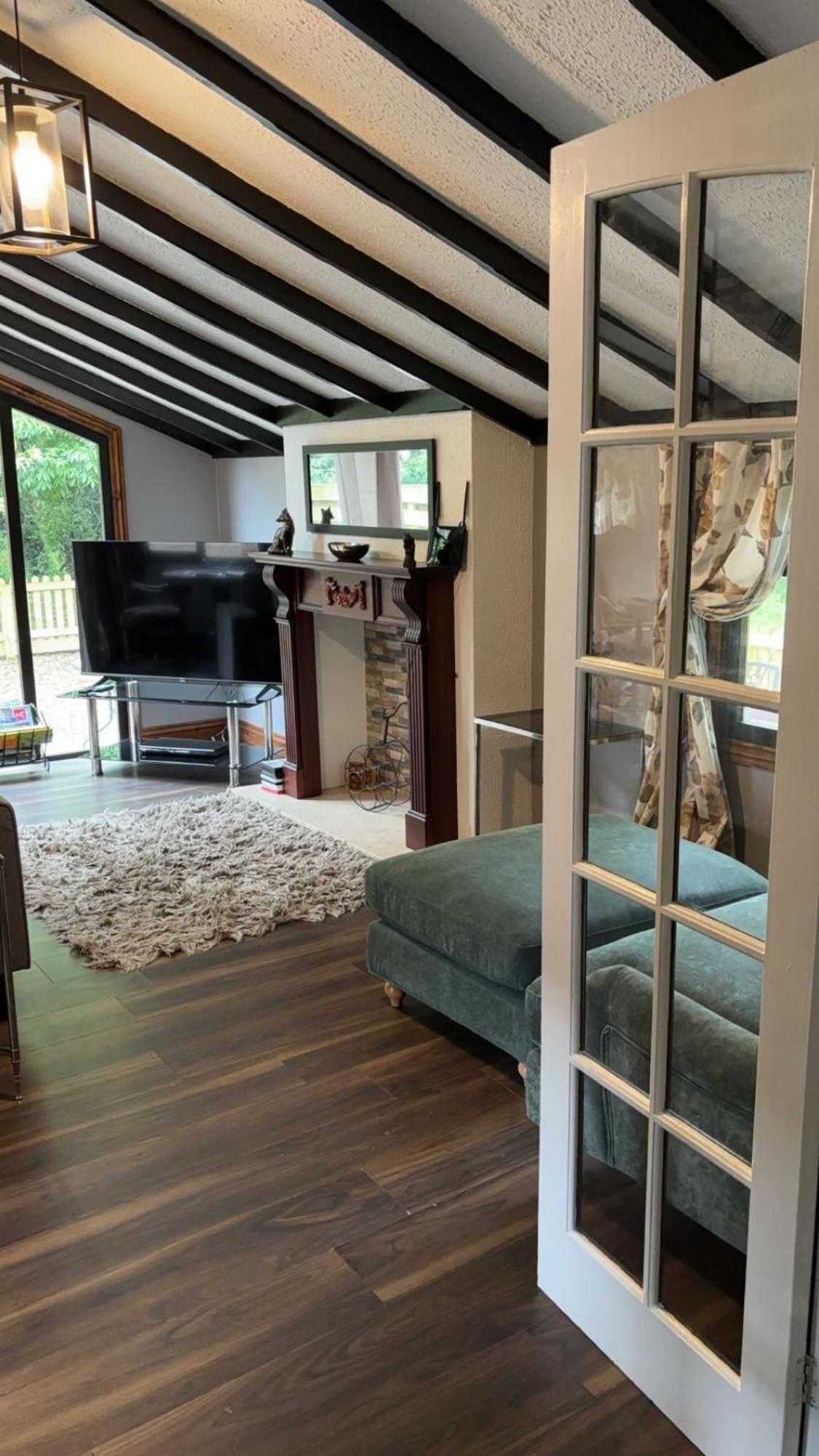 Squirrel Lodge At Owlet Hideaway - With Hot Tub, Near ยอร์ค ภายนอก รูปภาพ